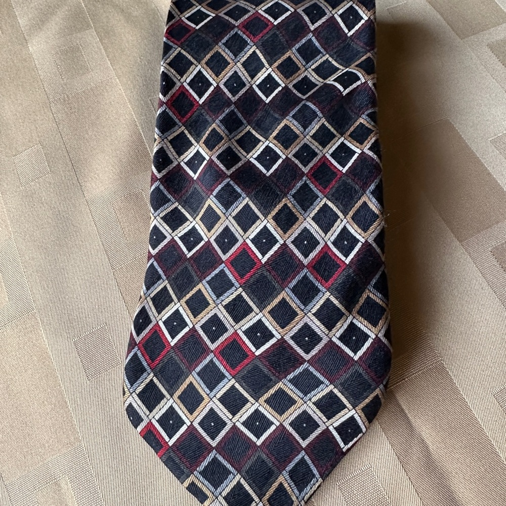 Geometric Patterned 100%Silk Tie - Black, Red, Gold
